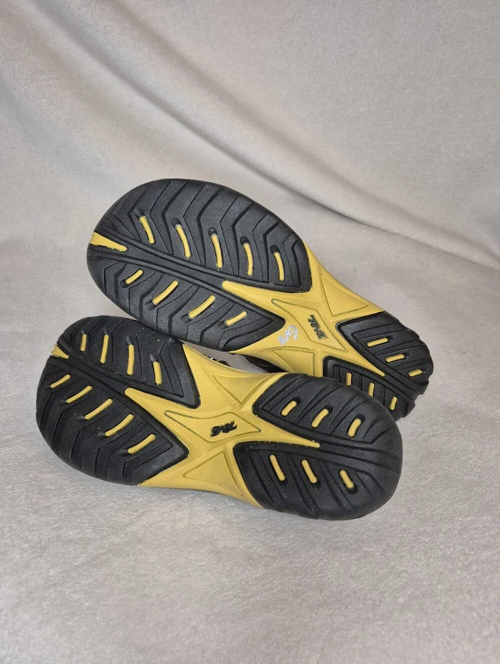 Teva OMNIUM 2 Bungee - Unisex Youth SIZE 3 (Kids) Grey Tones With Yellow Accents